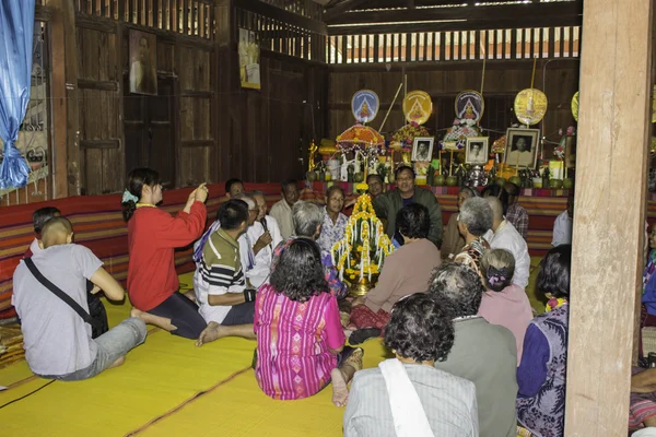 Religieuze ceremonies en wijding van mannen aan een monnik van Thailand Isaan — Stockfoto