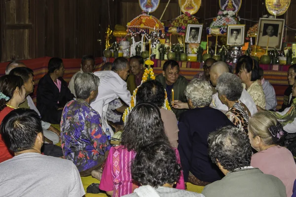 Ceremonias religiosas y ordenación de los hombres a un monje de Tailandia Isaan — Foto de Stock