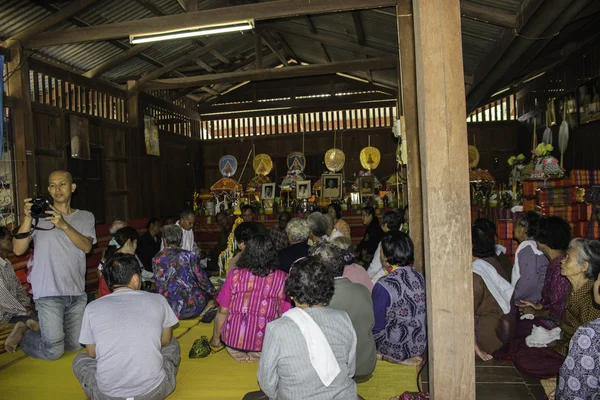 Religieuze ceremonies en wijding van mannen aan een monnik van Thailand Isaan — Stockfoto
