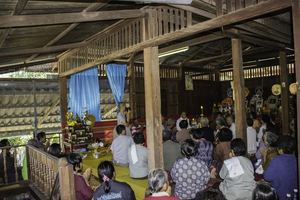 Religiöse Zeremonien und Ordination von Männern zu einem Mönch aus Thailand — Stockfoto