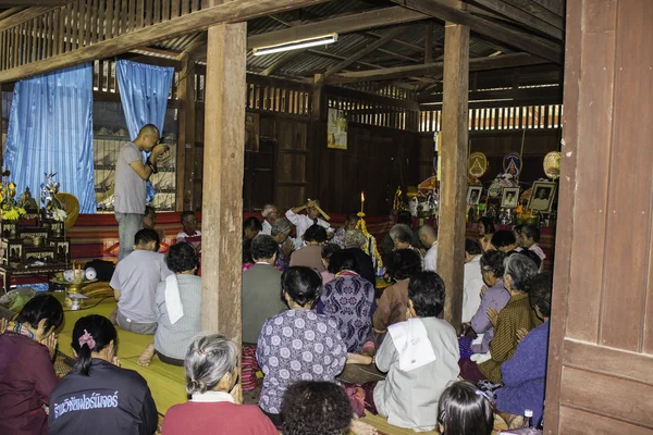 Religieuze ceremonies en wijding van mannen aan een monnik van Thailand Isaan — Stockfoto