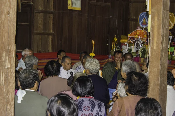 Religiösa ceremonier och samordning av män till en munk i Thailand Isaan — Stockfoto