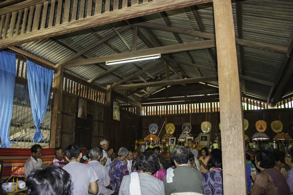 Religiösa ceremonier och samordning av män till en munk i Thailand Isaan — Stockfoto