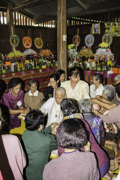 Upacara keagamaan dan pentahbisan laki-laki untuk seorang biarawan Thailand Isaan — Stok Foto