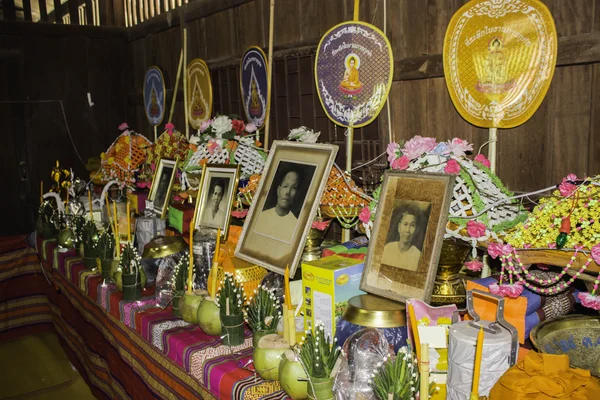 Cerimônias religiosas e ordenação de homens a um monge da Tailândia Isaan — Fotografia de Stock