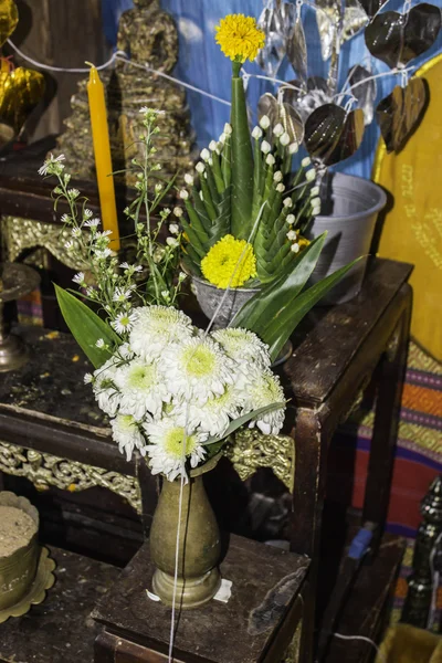 Cerimônias religiosas e ordenação de homens a um monge da Tailândia Isaan — Fotografia de Stock