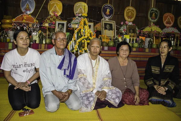 Cerimonie religiose e ordinazione degli uomini ad un monaco della Thailandia Isaan — Foto Stock