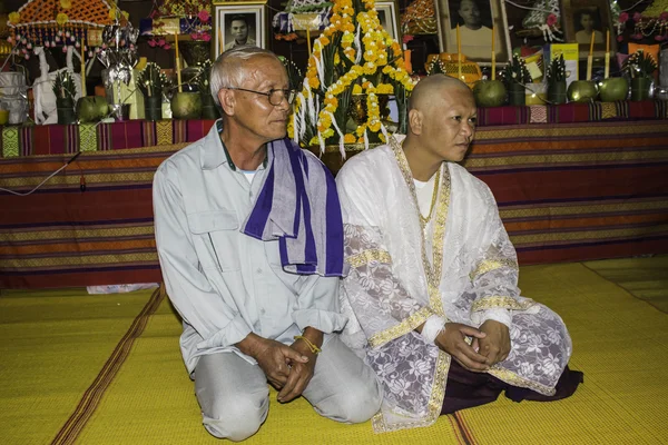 Ceremonias religiosas y ordenación de los hombres a un monje de Tailandia Isaan — Foto de Stock