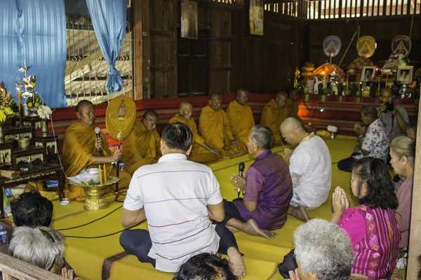 Cerimonie religiose e ordinazione degli uomini ad un monaco della Thailandia Isaan — Foto Stock