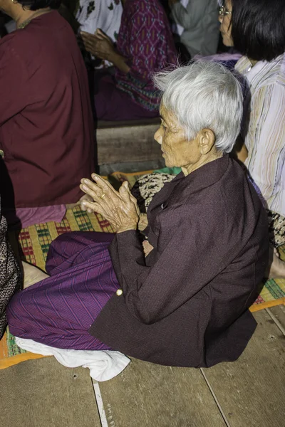 Cerimônias religiosas e ordenação de homens a um monge da Tailândia Isaan — Fotografia de Stock