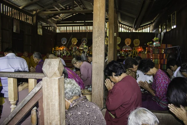 Religiöse Zeremonien und Ordination von Männern zu einem Mönch aus Thailand — Stockfoto