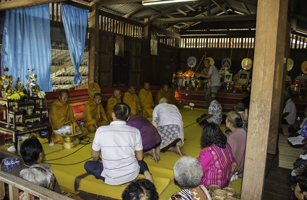 Cerimônias religiosas e ordenação de homens a um monge da Tailândia Isaan — Fotografia de Stock