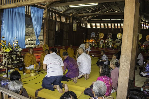 Cerimonie religiose e ordinazione degli uomini ad un monaco della Thailandia Isaan — Foto Stock