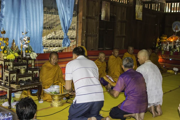 Religieuze ceremonies en wijding van mannen aan een monnik van Thailand Isaan — Stockfoto