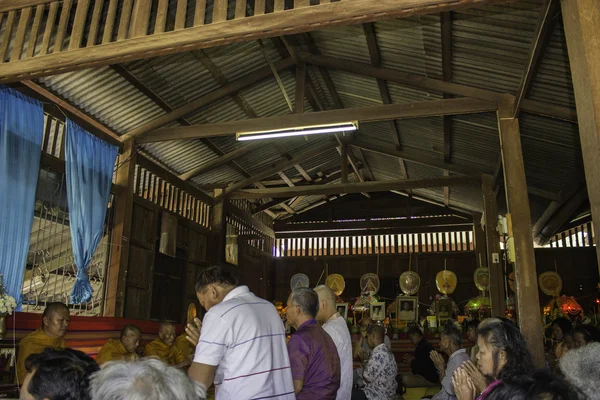 Religiösa ceremonier och samordning av män till en munk i Thailand Isaan — Stockfoto