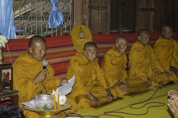 Ceremonias religiosas y ordenación de los hombres a un monje de Tailandia Isaan —  Fotos de Stock