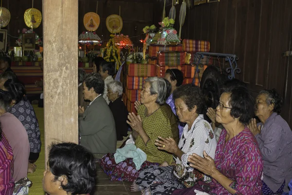 Religiösa ceremonier och samordning av män till en munk i Thailand Isaan — Stockfoto