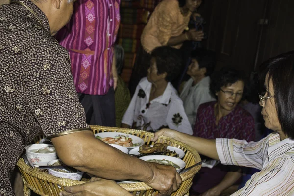 Religieuze ceremonies en wijding van mannen aan een monnik van Thailand Isaan — Stockfoto