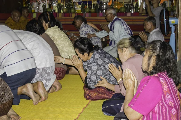 Cerimônias religiosas e ordenação de homens a um monge da Tailândia Isaan — Fotografia de Stock