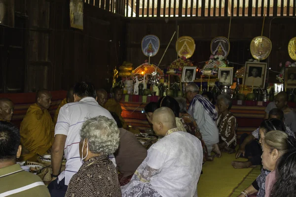 Religieuze ceremonies en wijding van mannen aan een monnik van Thailand Isaan — Stockfoto