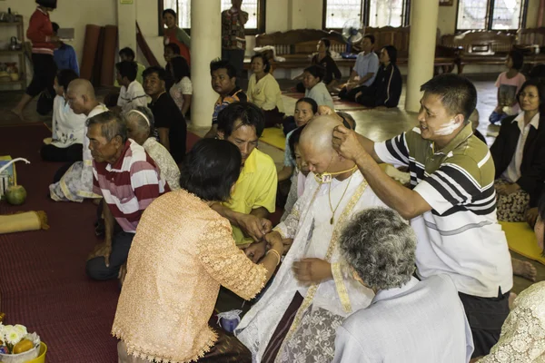 Cerimônias religiosas e ordenação de homens a um monge da Tailândia Isaan — Fotografia de Stock