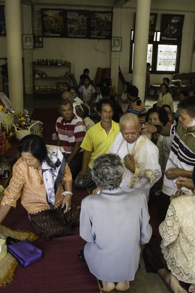 Cerimônias religiosas e ordenação de homens a um monge da Tailândia Isaan — Fotografia de Stock