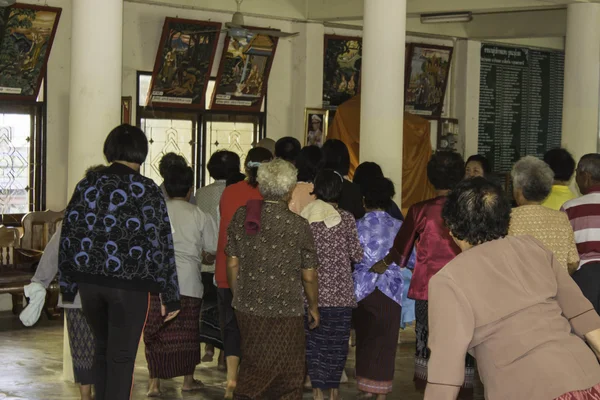 Cerimônias religiosas e ordenação de homens a um monge da Tailândia Isaan — Fotografia de Stock