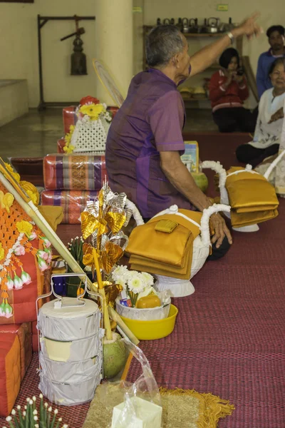Cerimônias religiosas e ordenação de homens a um monge da Tailândia Isaan — Fotografia de Stock