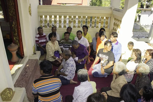 Cerimônias religiosas e ordenação de homens a um monge da Tailândia Isaan — Fotografia de Stock