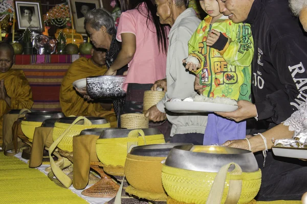 Cerimonie religiose e ordinazione degli uomini ad un monaco della Thailandia Isaan — Foto Stock