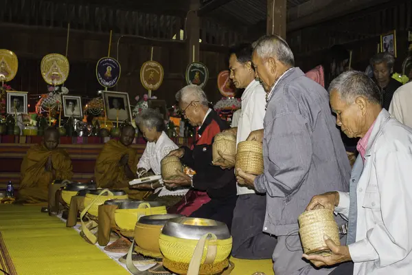 Cerimonie religiose e ordinazione degli uomini ad un monaco della Thailandia Isaan — Foto Stock