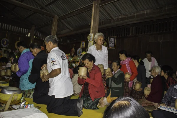 Religiöse Zeremonien und Ordination von Männern zu einem Mönch aus Thailand — Stockfoto