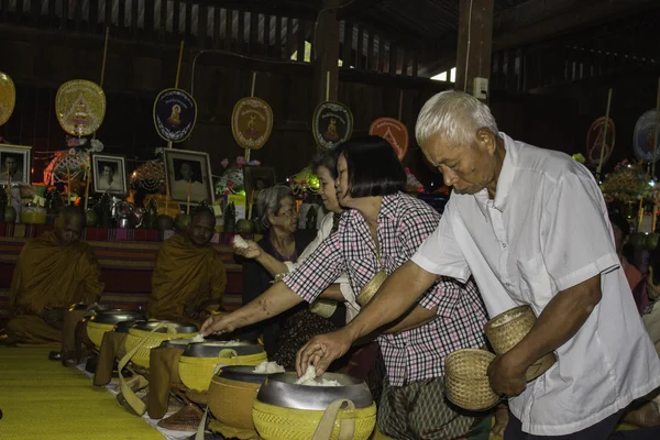 Cerimonie religiose e ordinazione degli uomini ad un monaco della Thailandia Isaan — Foto Stock