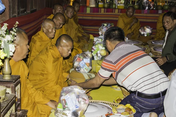 Ceremonias religiosas y ordenación de los hombres a un monje de Tailandia Isaan —  Fotos de Stock