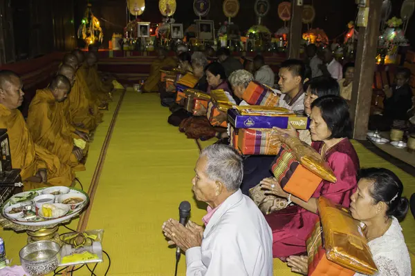 Cerimonie religiose e ordinazione degli uomini ad un monaco della Thailandia Isaan — Foto Stock