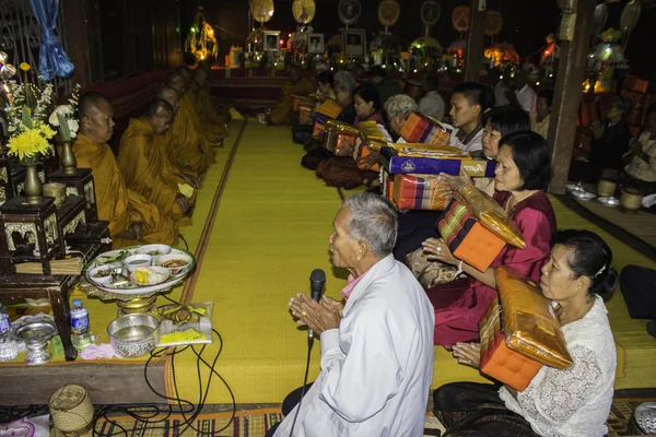 Religiøse ceremonier og ordination af mænd til en munk i Thailand Isaan - Stock-foto