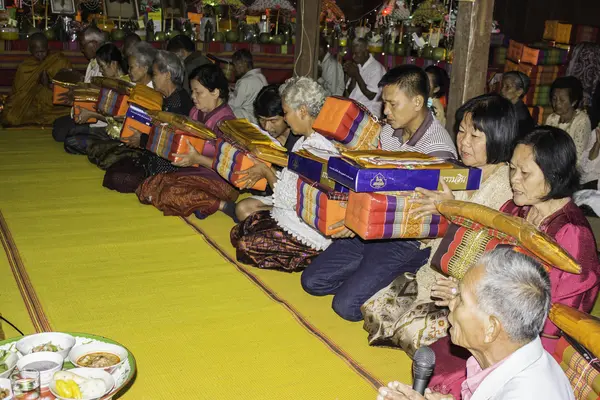 Religiöse Zeremonien und Ordination von Männern zu einem Mönch aus Thailand — Stockfoto