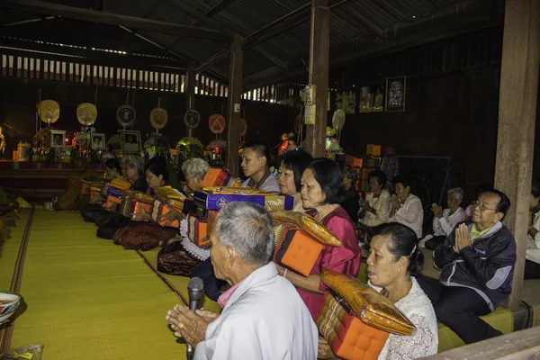 Religiöse Zeremonien und Ordination von Männern zu einem Mönch aus Thailand — Stockfoto