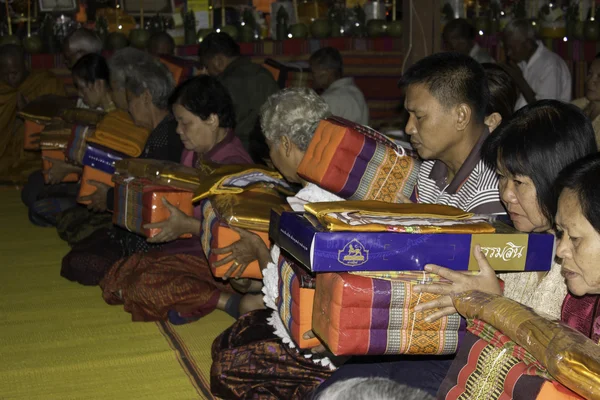 Cerimonie religiose e ordinazione degli uomini ad un monaco della Thailandia Isaan — Foto Stock