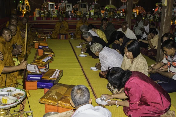 Religiösa ceremonier och samordning av män till en munk i Thailand Isaan — Stockfoto