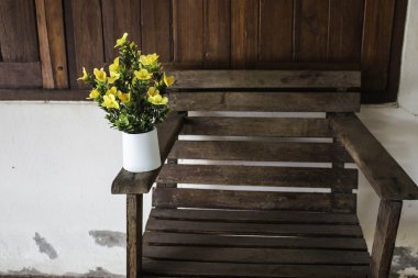 renkli plastik çiçekler