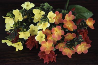 renkli plastik çiçekler