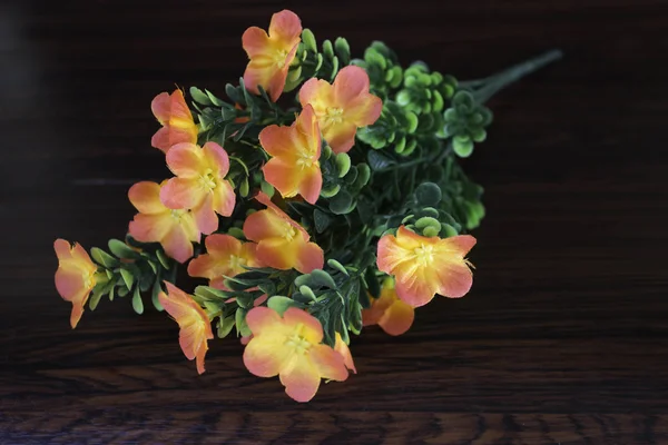 Kolorowe kwiaty z tworzyw sztucznych — Zdjęcie stockowe
