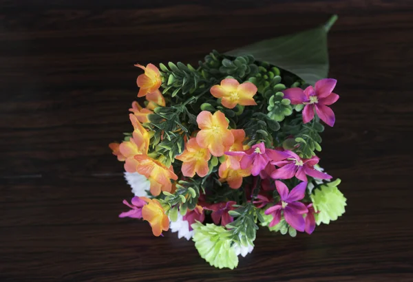 Kleurrijke plastic bloemen — Stockfoto