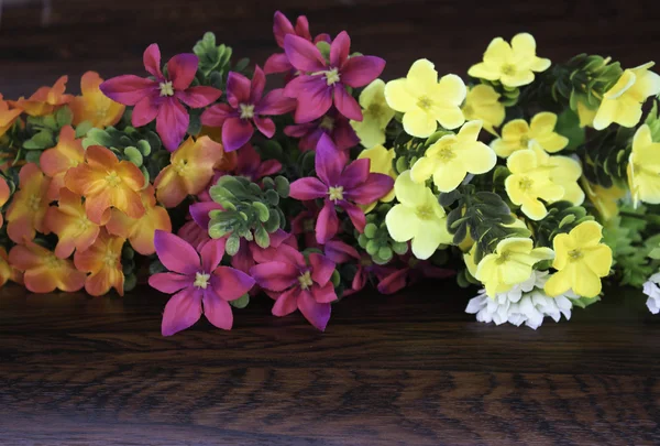 Flores plásticas coloridas — Fotografia de Stock