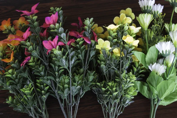 カラフルなプラスチック製の花 — ストック写真