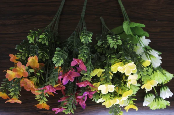 Flores plásticas coloridas — Fotografia de Stock