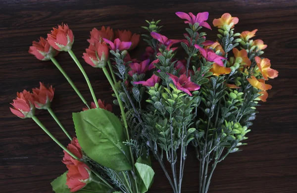 renkli plastik çiçekler