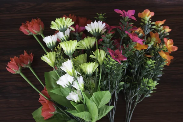 カラフルなプラスチック製の花 — ストック写真