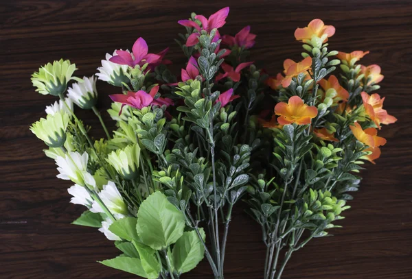 Kolorowe kwiaty z tworzyw sztucznych — Zdjęcie stockowe